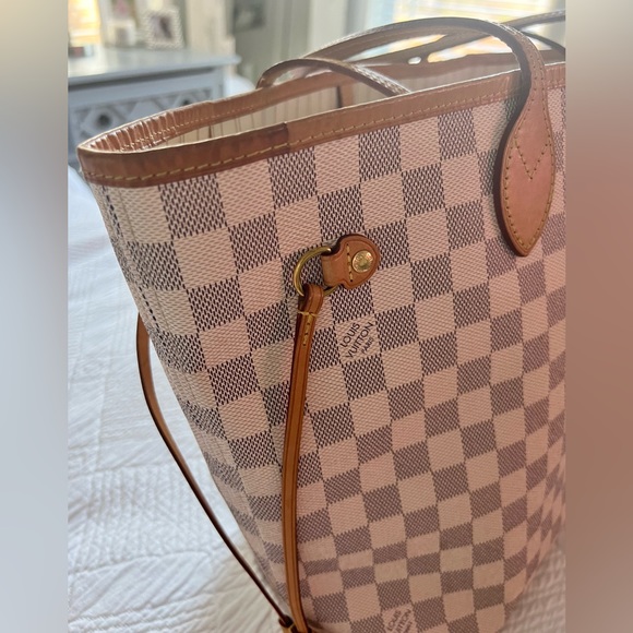 Authentic Louis Vuitton Neverfull MM and clutch - Picture 3 of 7